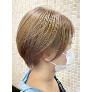 ベージュカラー×ショートボブ