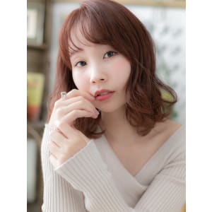 大人かわいいピンクブラウン小顔くびれミディ　こなれヘア