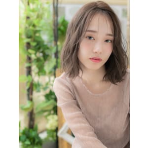 くせ毛風ふわミディくすみカラーこなれヘア　鎖骨ミディアム