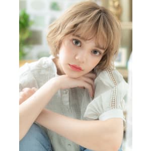ハイトーンカラー小顔くせ毛風マッシュウルフ　キャラメルベージ