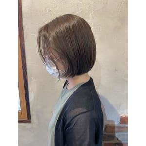 ツヤのあるラベンダーベージュカラー