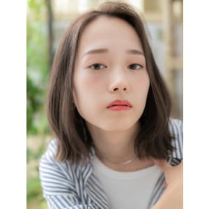 かきあげ前髪抜け感アシンメトリー大人ボブ　プラチナグレージュ