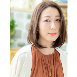 モノトーングレージュ黒髪小顔前下がりボブ 　鎖骨ミディアム