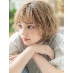 ハイトーンカラー小顔くせ毛風マッシュウルフ　大人ガーリー