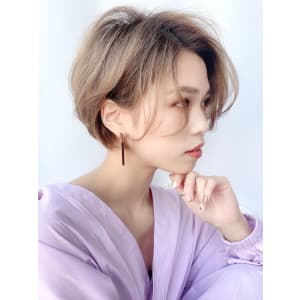  大人可愛い小顔ナチュラル前下がり丸みショートボブ
