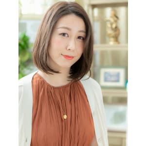 モノトーングレージュ黒髪小顔前下がりボブ　ロブヘア
