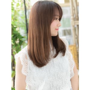 斜めバングが大人かわいい小顔ロングレイヤー　艶カラー