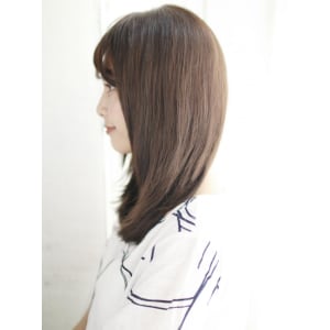 大人可愛い内巻きレイヤースタイル
