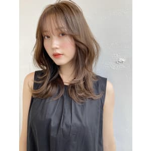 肌が綺麗に見えるベージュカラー
