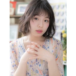 グレイアッシュ黒髪くせ毛風小顔エアリーボブ　プラチナカラー