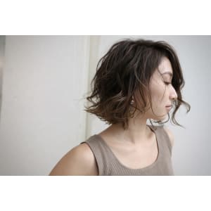 外ハネ×透け髪アッシュベージュ×かきあげ前髪 - HAIR One【ヘアワン】掲載中