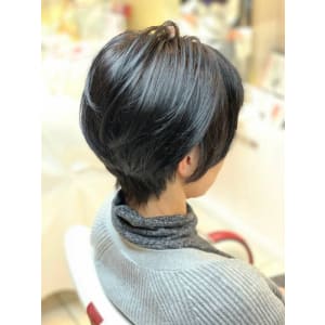 ショート/耳掛け/小顔/黒髪/グラデーション/丸み/40代