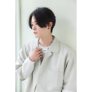 黒髪センターパートショート