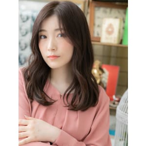 黒髪くすみカラー小顔くせ毛風流れるレイヤー　アンニュイヘア