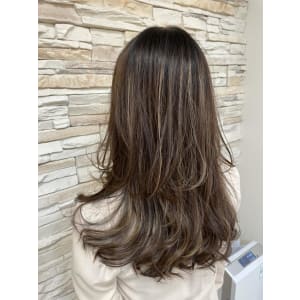 根元暗めのナチュラルハイライトカラー