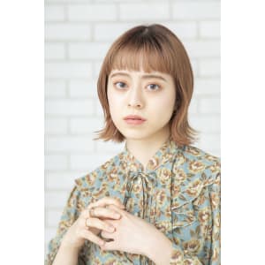 オン眉外ハネミディアムボブ