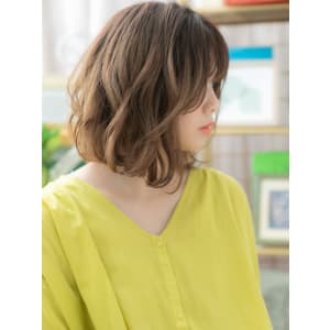 センターパート流れるレイヤーアンニュイヘア　なみなみウェーブ