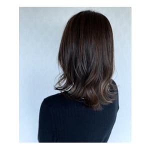 黄色みが出にくい "ディープモカベージュ"