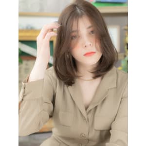 センターパートかきあげバングアンニュイヘア　抜け感ヘア
