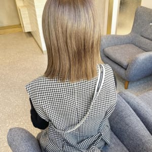 切りっぱなしミディ×ベージュカラー