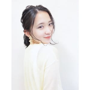 三つ編み崩しポニーテール