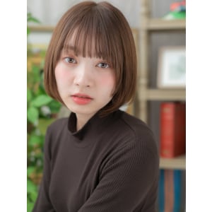 外国人風暖色系カラー小顔切りっぱなしボブ　前髪ぱっつん