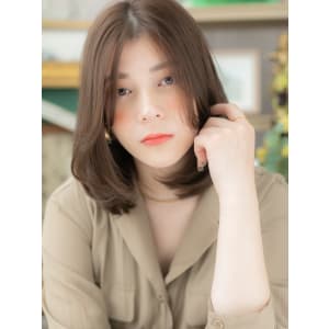 センターパートかきあげバングアンニュイヘア　カーキアッシュ