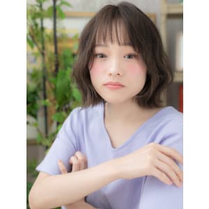 オン眉シースルーバング前下がりミニウルフ　前髪ぱっつん