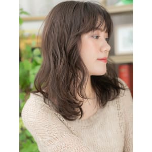 大人巻きバレイヤージュくせ毛風抜け感ヘア　透けバング