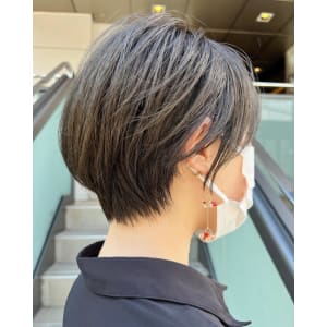 グレージュ×ショートヘア