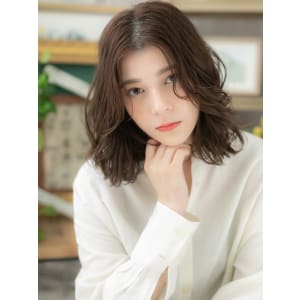 大人ハイライト濡れ髪くせ毛風センターパート　抜け感ヘア