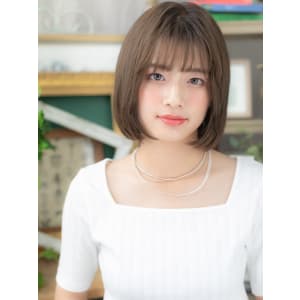 ネオシースルーバング前下がりカーキアッシュ　ぶつ切りボブ