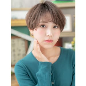 大人かっこいい小顔くせ毛風刈り上げショート　フェザーバング