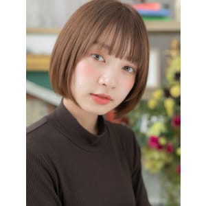 外国人風暖色系カラー小顔切りっぱなしボブ　透けバング