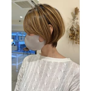襟足シャープなショートヘア