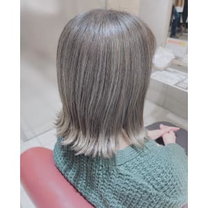 白髪ぼかしオリーブ系カラー - EMU international 春日部本店【エムインターナショナル】掲載中