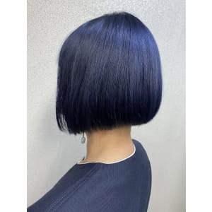 クールなネイビーカラーの前下がりボブ