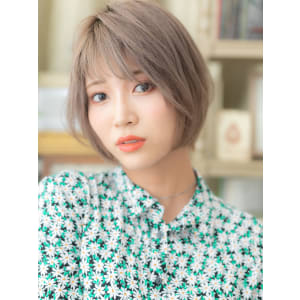 外国人風シルキーベージュ前下がりミニボブ　エアストレート