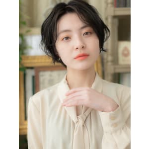 大人かわいい黒髪ウェットヘア束感ショート　前髪なしショート