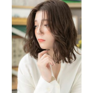 大人ハイライト濡れ髪くせ毛風センターパート　鎖骨ミディアム