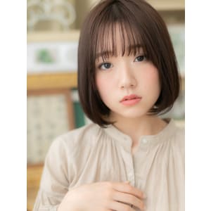 大人かわいい透けバング前下がりぱっつんボブ　内巻きワンカール