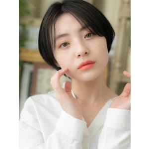 センターパート黒髪前下がりマッシュショート　エアストレート
