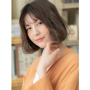 前下がりシースルーバングくせ毛風小顔ボブスモーキーグレージュ