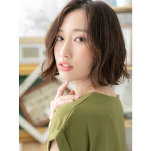 アシンメトリーかきあげ前髪くせ毛風小顔ボブヌーディーベージュ