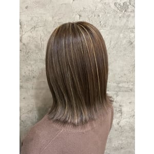 ハイライトで立体感を出す外はねスタイル