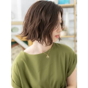 アシンメトリーかきあげ前髪くせ毛風小顔ボブナチュラルアッシュ