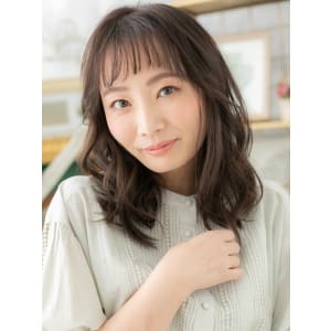 くせ毛風エアリーミディ小顔オン眉斜めバング　大人フェミニン