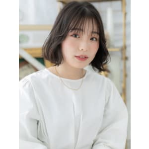 くせ毛風エアリーミディ黒髪大人ハイライト　グレイアッシュ