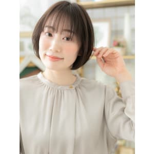 ナチュラル大人かわいい前下がりボブショート　グレイアッシュ