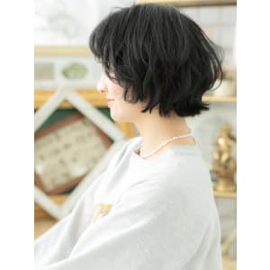 オン眉黒髪小顔くせ毛風ショートマッシュボブ　シースルーバング